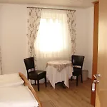 Zur Traube Casa de hóspedes 2*